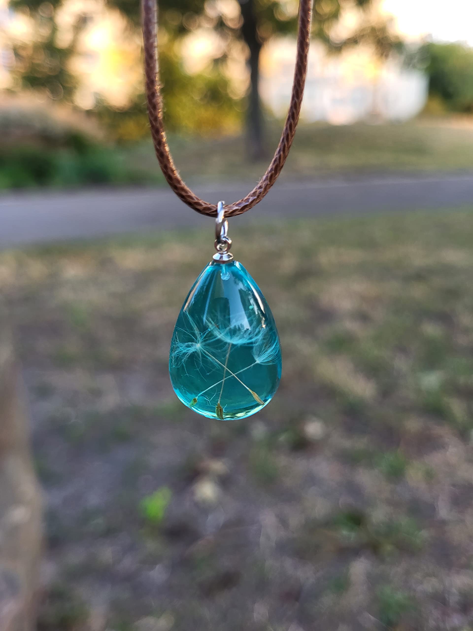 „Wunschblume“ Halskette für Damen | Echte Pusteblume Samen in Kunstharz Anhänger (Tropfenform) | Boho Schmuck mit gewachster Baumwollkordel | Geschenkidee mit Bedeutung (Himmelblau)