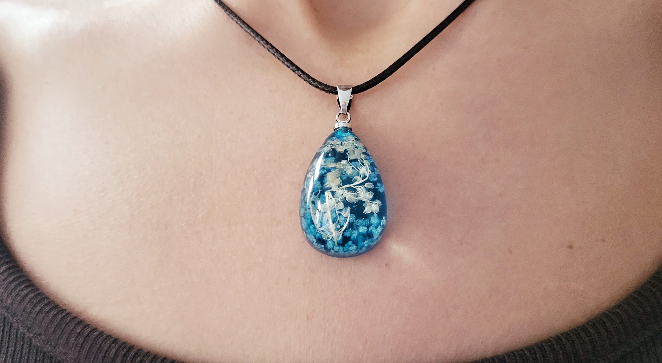 Damen Halskette echte getrocknete leuchtende Blumen AnhĂ€nger mit GieĂharz Charm Kette mit Lederbandkette