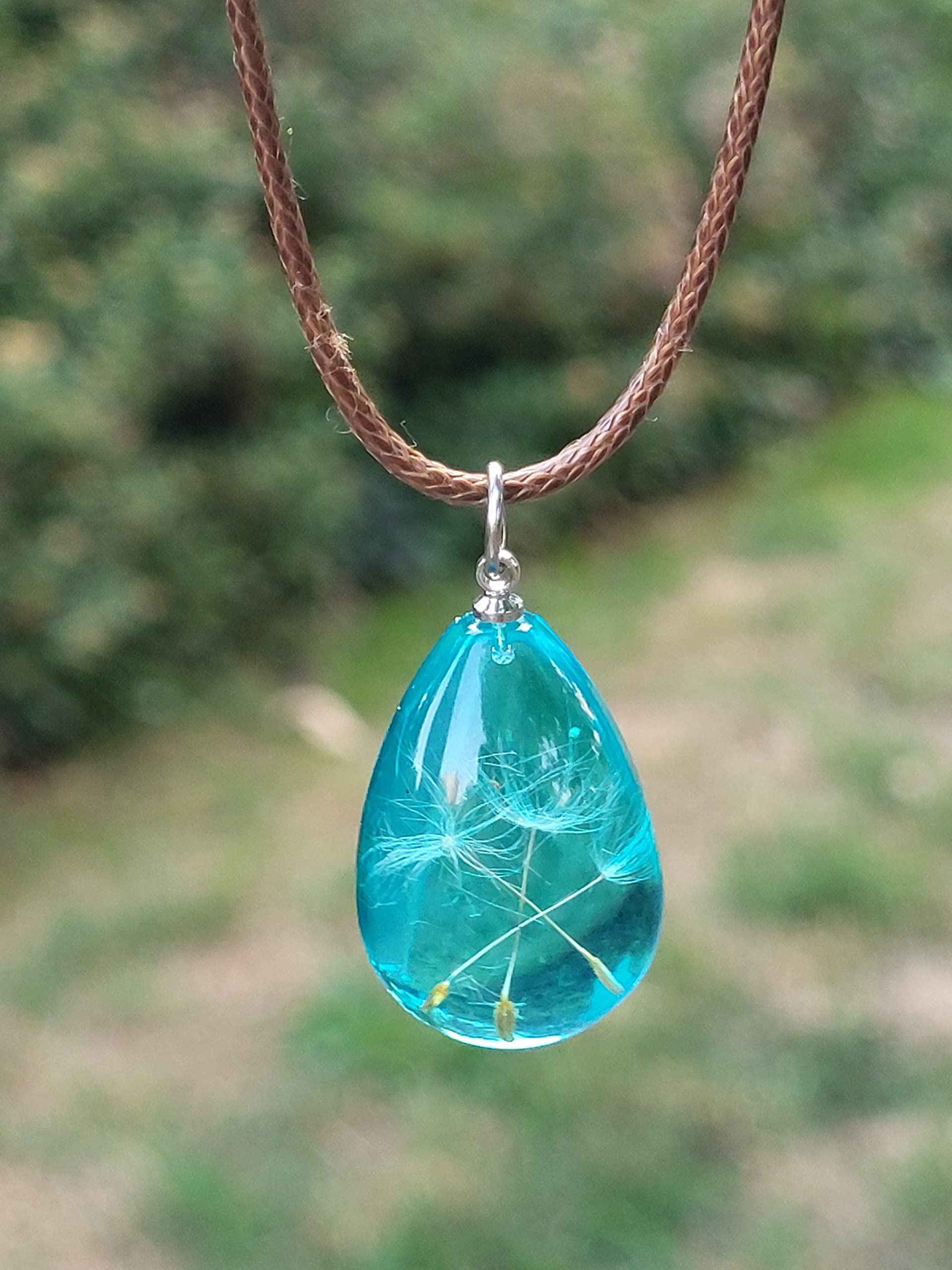 „Wunschblume“ Halskette für Damen | Echte Pusteblume Samen in Kunstharz Anhänger (Tropfenform) | Boho Schmuck mit gewachster Baumwollkordel | Geschenkidee mit Bedeutung (Himmelblau)