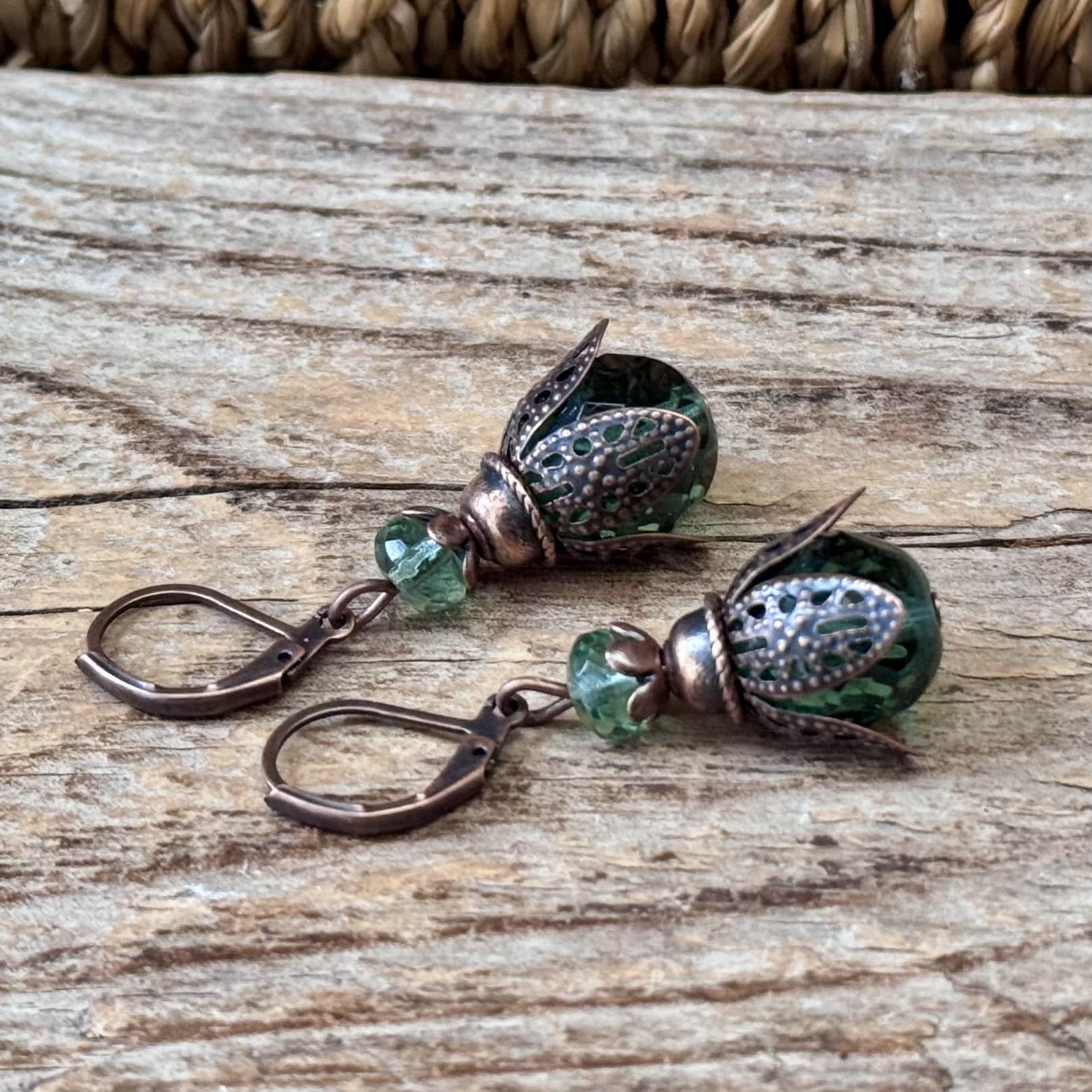 Vintage Ohrringe mit böhmischen Glasperlen - grĂŒn, emerald & kupfer, Knospen, BlĂŒten