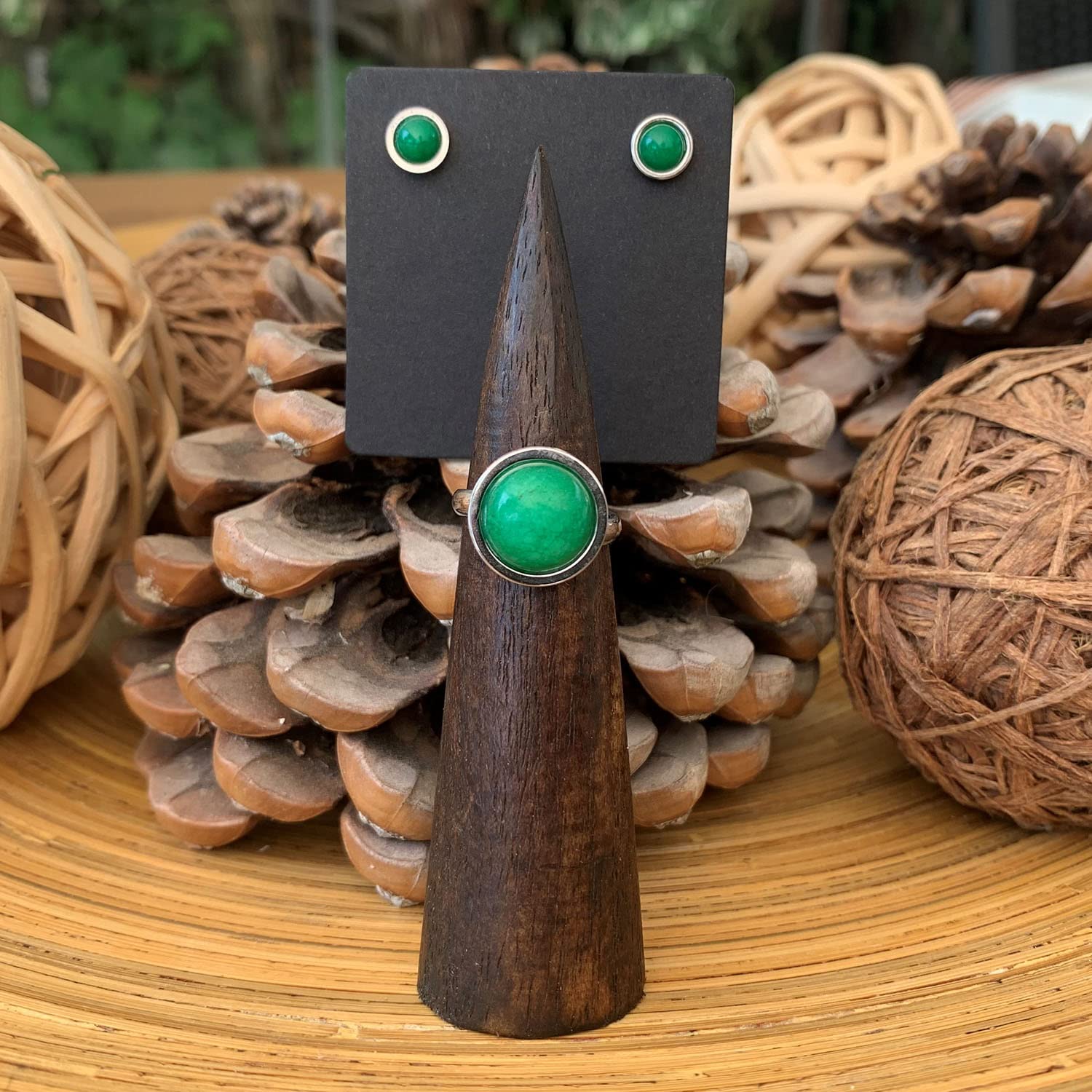 Ring- und Ohrring-Set mit Natursteinen - Passender Silber-Edelstahl-Ring und Ohrringe - Frauenring-Schutzamulett - Perfekt zum Verschenken (Jade Grün)