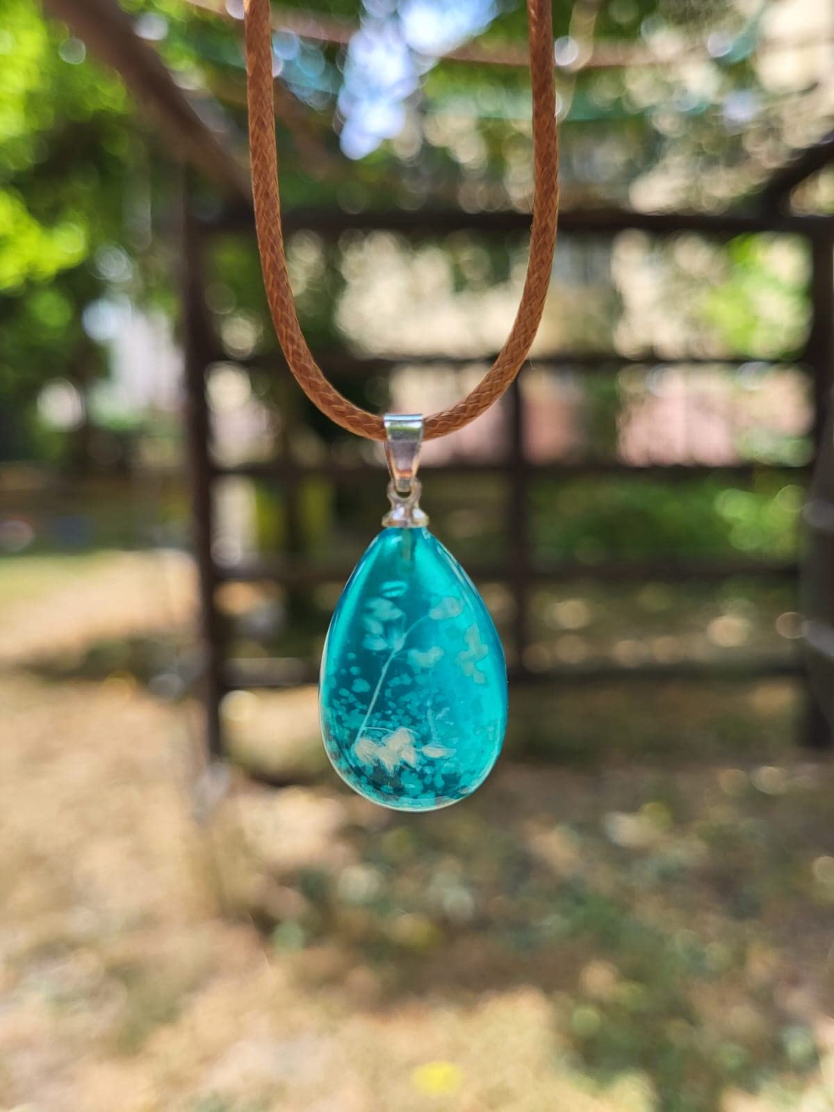 Damen Halskette echte getrocknete leuchtende Blumen Anhänger mit Gießharz Charm Kette mit Lederbandkette