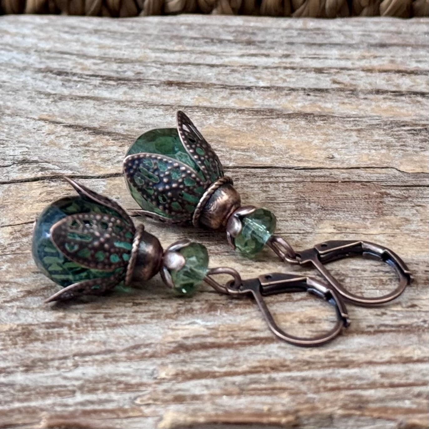 Vintage Ohrringe mit böhmischen Glasperlen - grün, emerald & kupfer, Knospen, Blüten