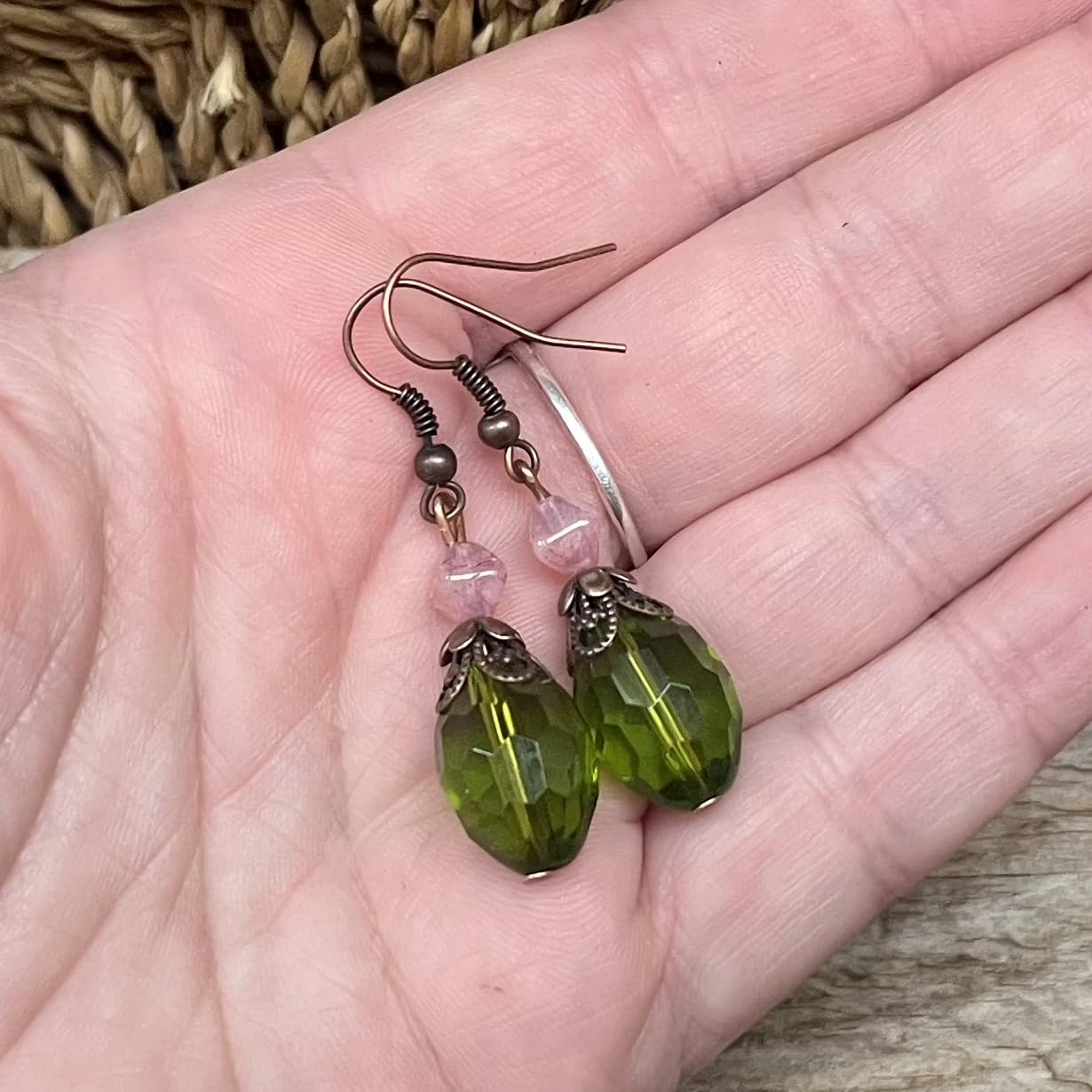 Vintage Ohrringe mit böhmischen Oliven Glasperlen - grün, rosa opal & kupfer