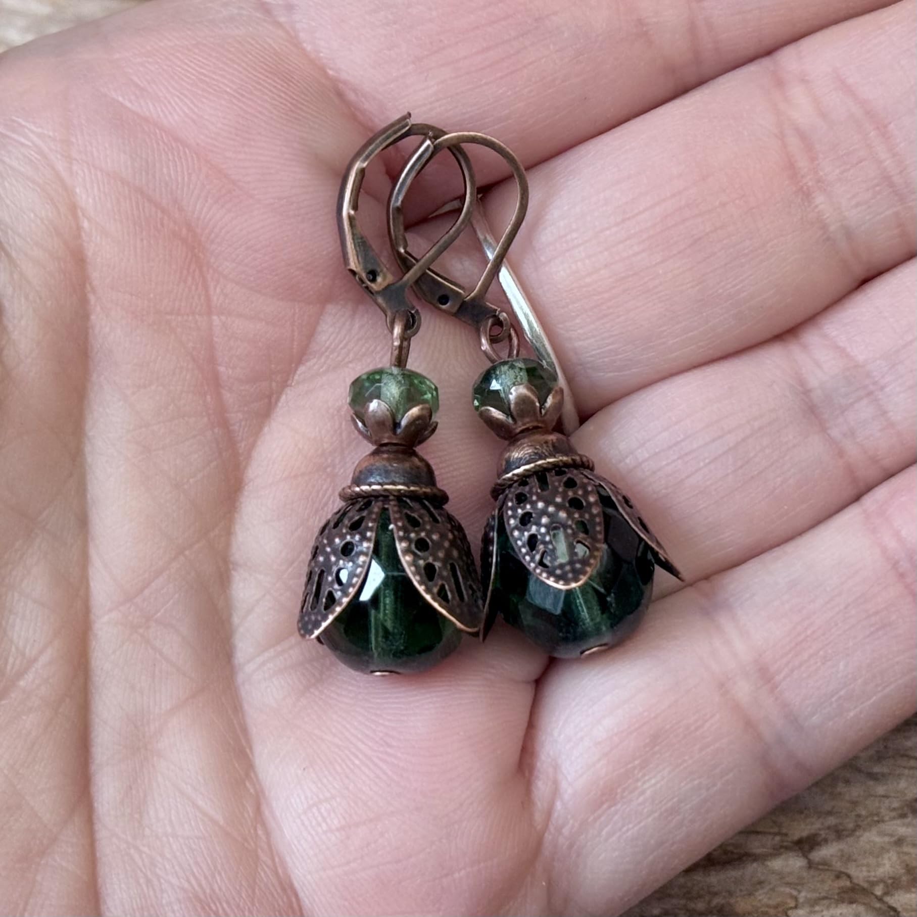 Vintage Ohrringe mit böhmischen Glasperlen - grün, emerald & kupfer, Knospen, Blüten