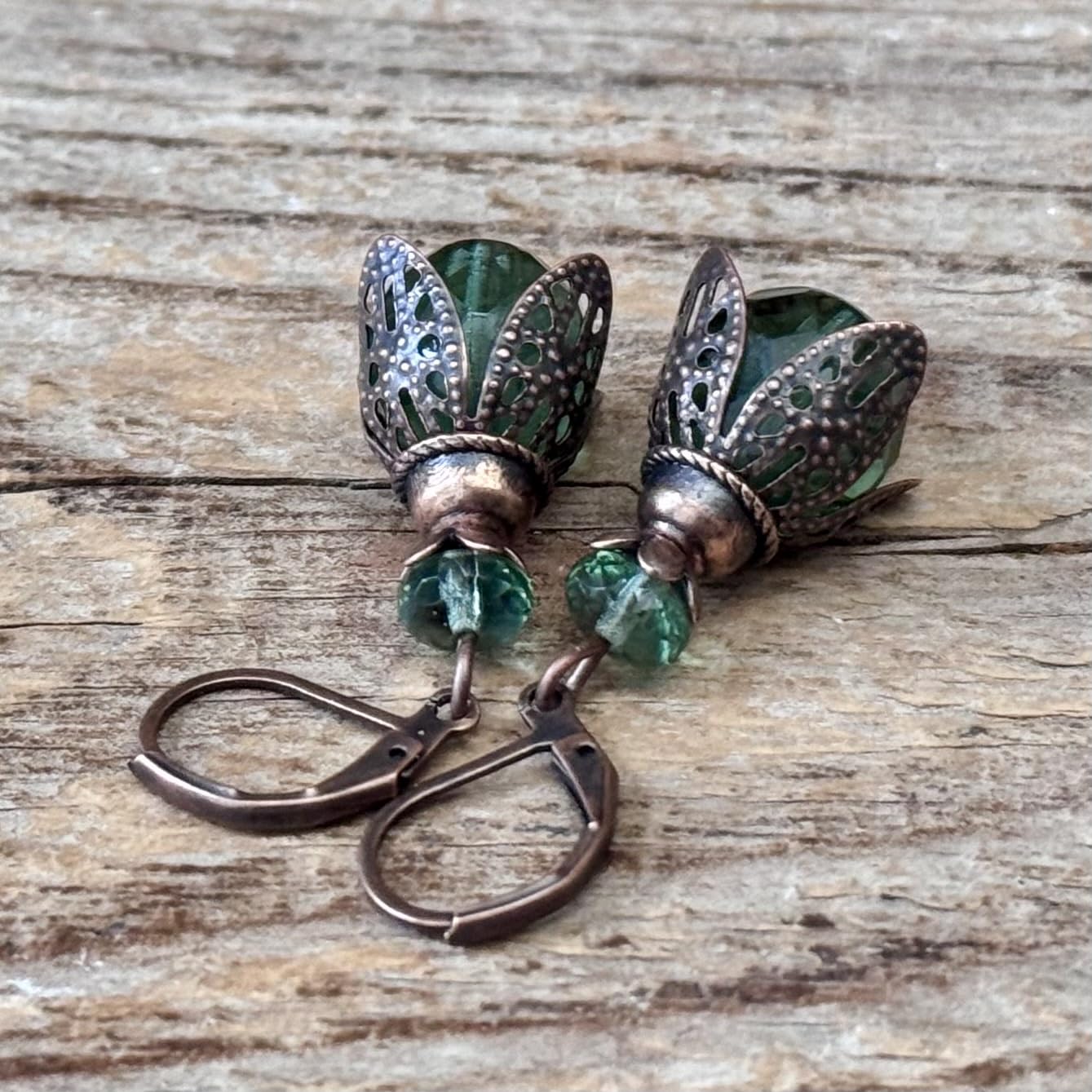 Vintage Ohrringe mit böhmischen Glasperlen - grün, emerald & kupfer, Knospen, Blüten