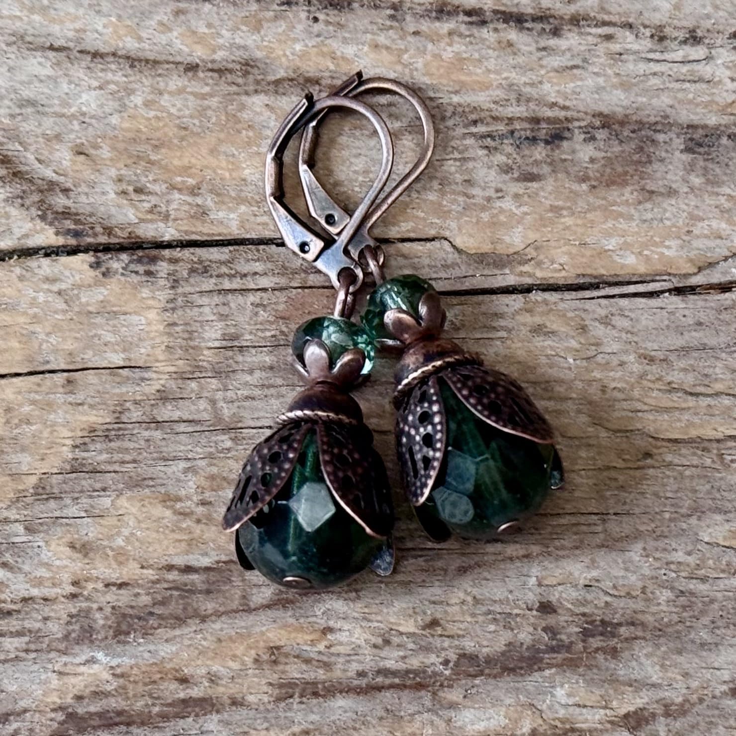 Vintage Ohrringe mit böhmischen Glasperlen - grün, emerald & kupfer, Knospen, Blüten