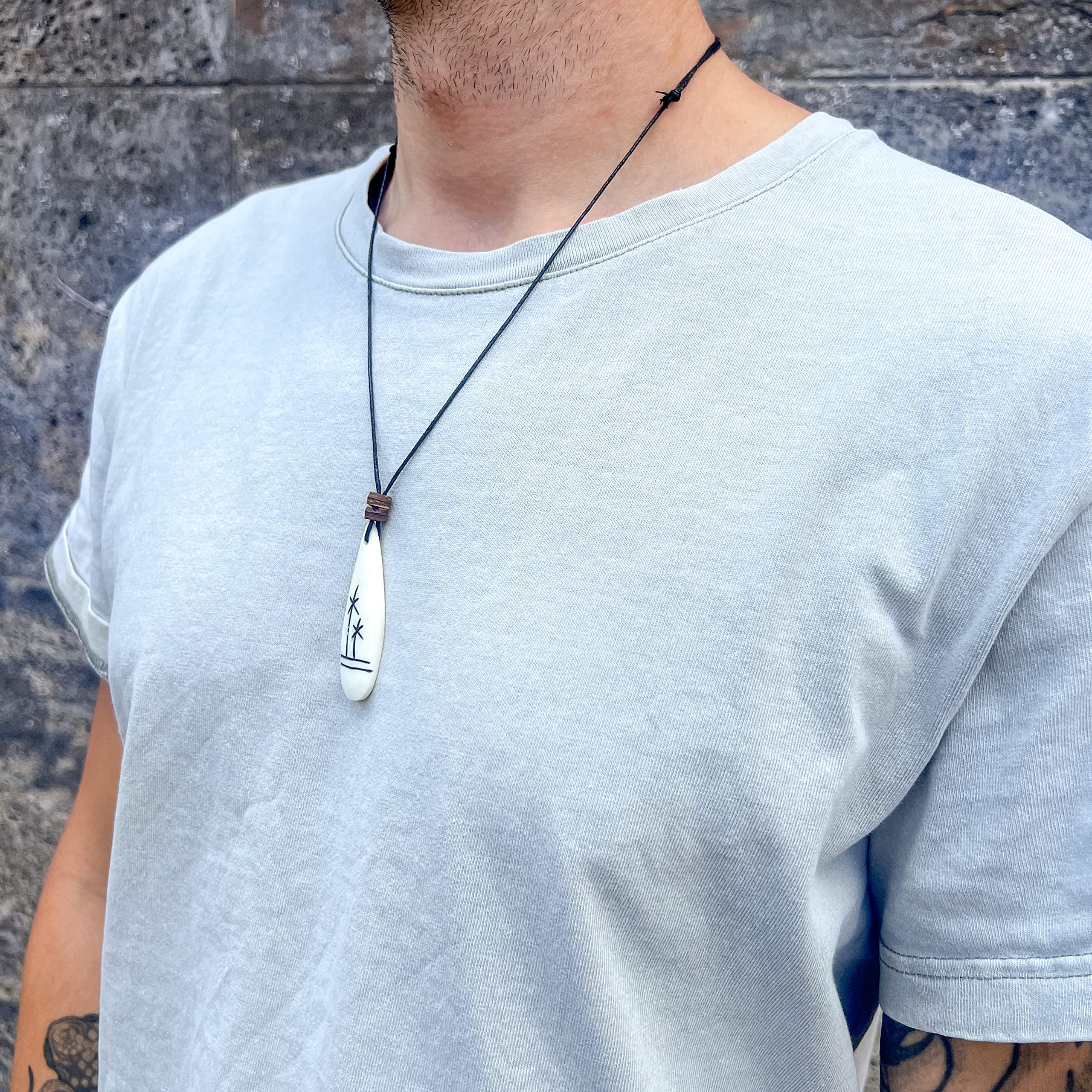 Made by Nami Surfer Halskette mit Anhänger & Kokosnuss Perle - Herren Surfer-Kette Verstellbar mit Holz-Perle - Handmade Strand-Schmuck - Wasserfest - Sommer-Schmuck Männer Halsschmuck (Surfbrett)